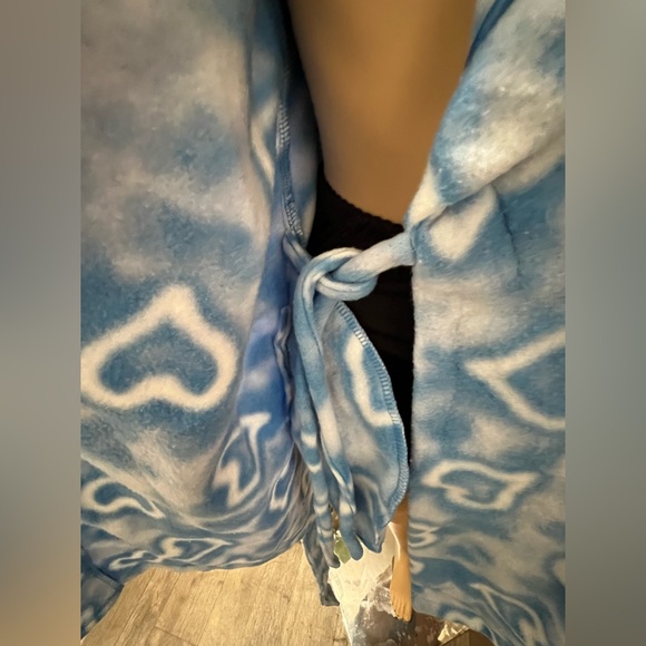 Ladies Yikes one size blue heart print robe - Picture 12 of 16